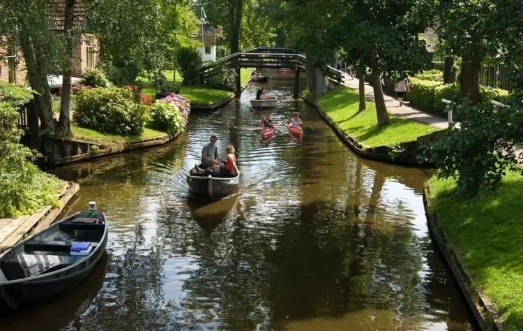 Perkenalkan, Desa Giethoorn, Negeri Dongeng dari Belanda. Desa yang Tak Punya Jalan Sama Sekali! 17