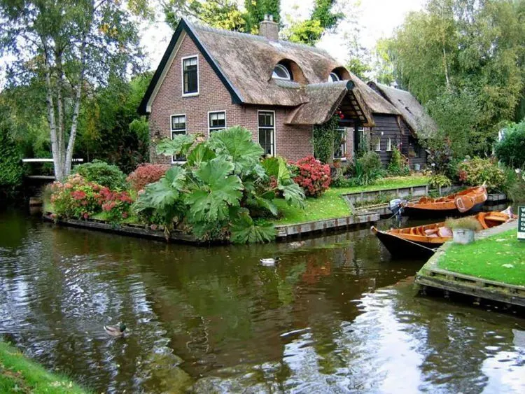 Perkenalkan, Desa Giethoorn, Negeri Dongeng dari Belanda. Desa yang Tak Punya Jalan Sama Sekali! 12