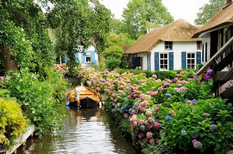 Perkenalkan, Desa Giethoorn, Negeri Dongeng dari Belanda. Desa yang Tak Punya Jalan Sama Sekali! 11