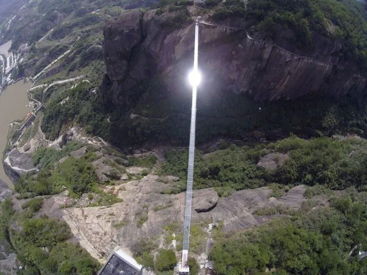 Jalur Kaca di Pinggir Tebing Setinggi 1.403 meter Baru Saja Dibuka. Liat Fotonya Aja Bikin Ngilu Rasanya! 17