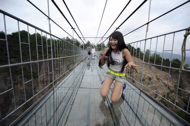 Jalur Kaca di Pinggir Tebing Setinggi 1.403 meter Baru Saja Dibuka. Liat Fotonya Aja Bikin Ngilu Rasanya! 16
