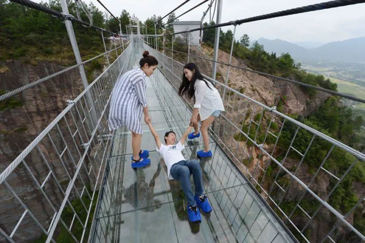 Jalur Kaca di Pinggir Tebing Setinggi 1.403 meter Baru Saja Dibuka. Liat Fotonya Aja Bikin Ngilu Rasanya! 18