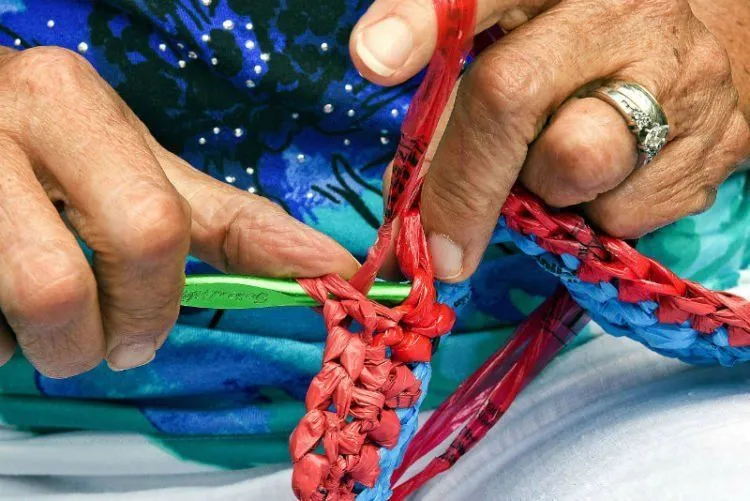25 Kreasi Kantong Plastik Kresek yang Kreatif & Bermanfaat 32
