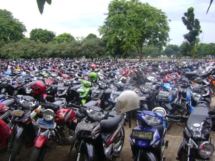Caramu Memarkir Motor Mencerminkan Kepribadianmu Lho, Jangan Sembarang Makan Tempat Kosong Makanya 8