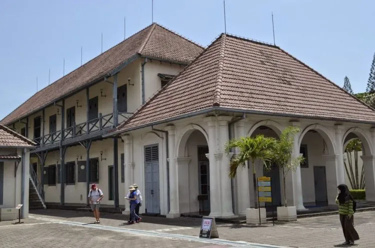 Kamu yang Bisa Merasakan Kehadiran Setan, Hal-hal Aneh Ini Pasti Kamu Rasakan pas Jalan-jalan! 8