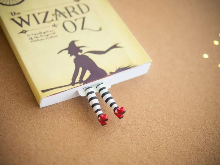 Buatmu yang Suka Baca Novel atau Buku, 12 Kreasi Pembatas Buku Ini Bisa Jadi Teman Barumu! 59