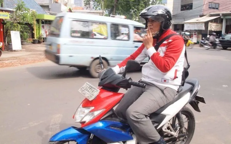 Netizen Bikin Status Biar Nggak Pada Ngerokok Sambil Berkendara. Eh Dia Dibully Para Perokok Jadinya! 7