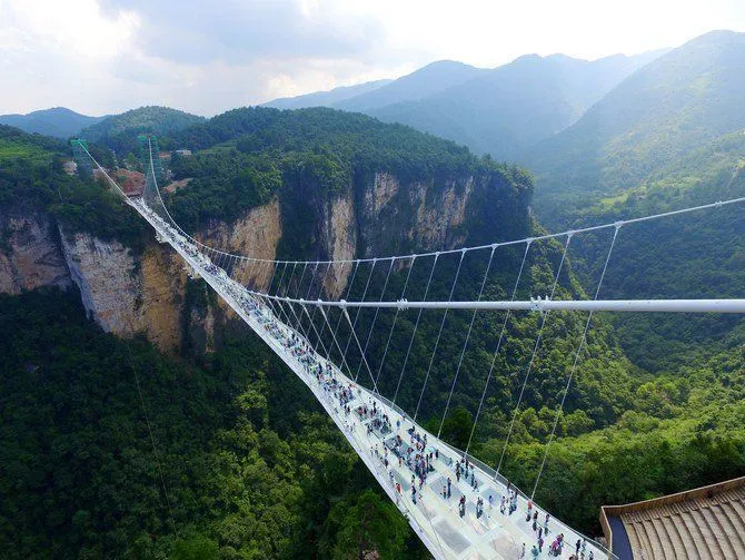 Baru Dua Minggu, Eh Jembatan Kaca Terpanjang Di Dunia Ini Sudah Ditutup Aja. Kira-kira Kenapa ya?