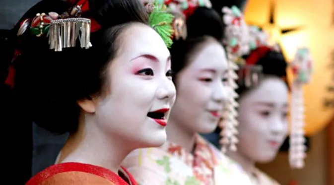 Wanita-Wanita Vietnam Ini Percaya Gigi Hitam Menambah Kecantikan Mereka. Unik Banget ya? 9
