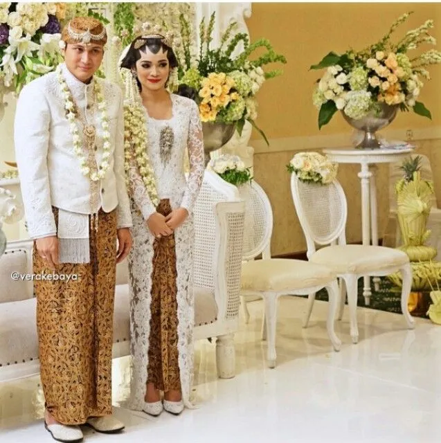 Meski Belum Tahu Nikah Kapan, Kamu Tetap Perlu Tahu 6 Alasan Kebaya Selalu Lebih Juara Dibanding Gaun 7