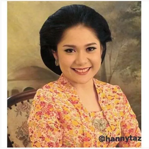15 Foto yang Buktikan Bahwa Paduan Kebaya dan Sanggul Tradisional Selalu Juara 25