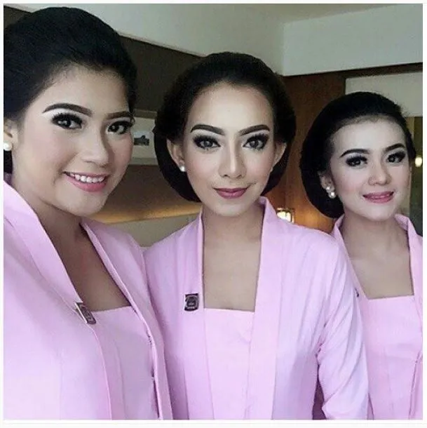 15 Foto yang Buktikan Bahwa Paduan Kebaya dan Sanggul Tradisional Selalu Juara 26