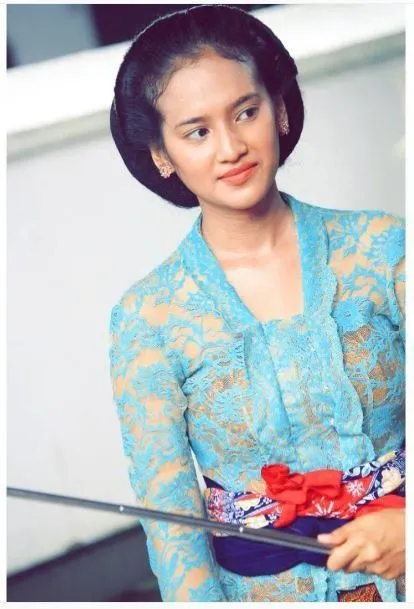 15 Foto yang Buktikan Bahwa Paduan Kebaya dan Sanggul Tradisional Selalu Juara 27