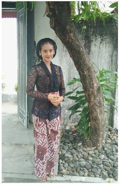 15 Foto yang Buktikan Bahwa Paduan Kebaya dan Sanggul Tradisional Selalu Juara 28
