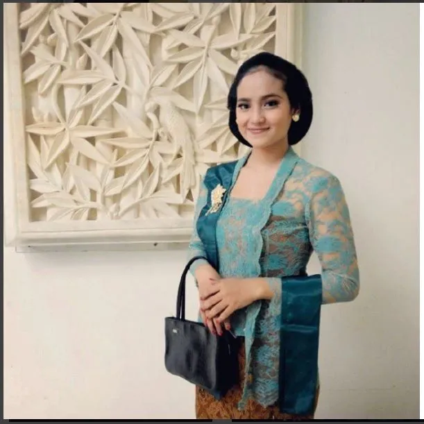 15 Foto yang Buktikan Bahwa Paduan Kebaya dan Sanggul Tradisional Selalu Juara 29