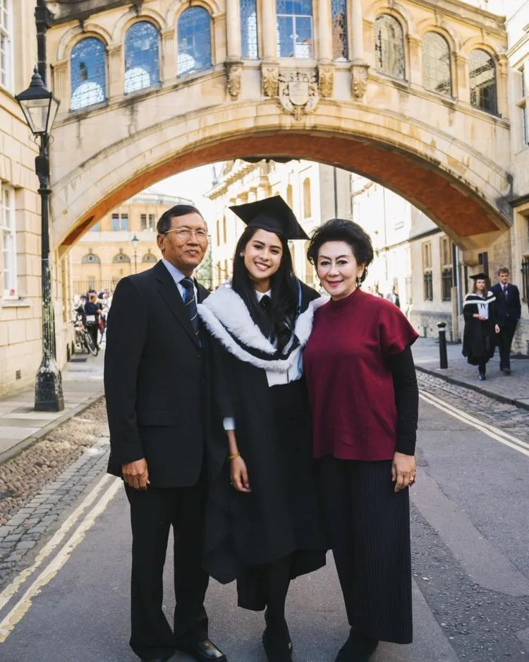 Maudy Ayunda Udah Wisuda Lho! Intip Yuk Luapan Kebahagiaannya, Siapa Tahu Bisa Menular ke Kita :) 13