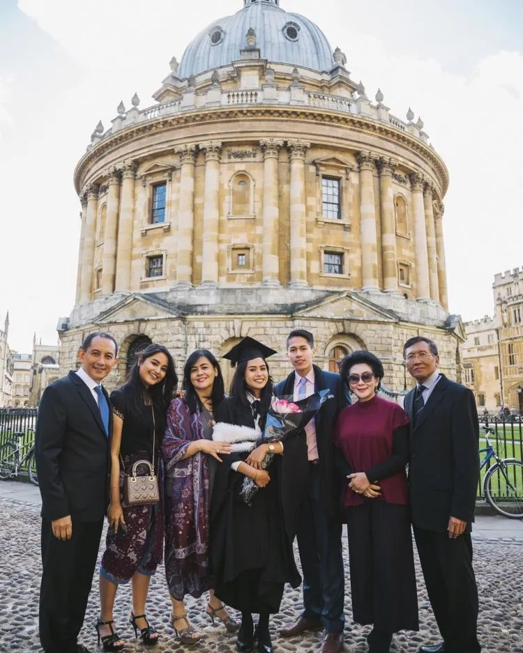 Maudy Ayunda Udah Wisuda Lho! Intip Yuk Luapan Kebahagiaannya, Siapa Tahu Bisa Menular ke Kita :) 16