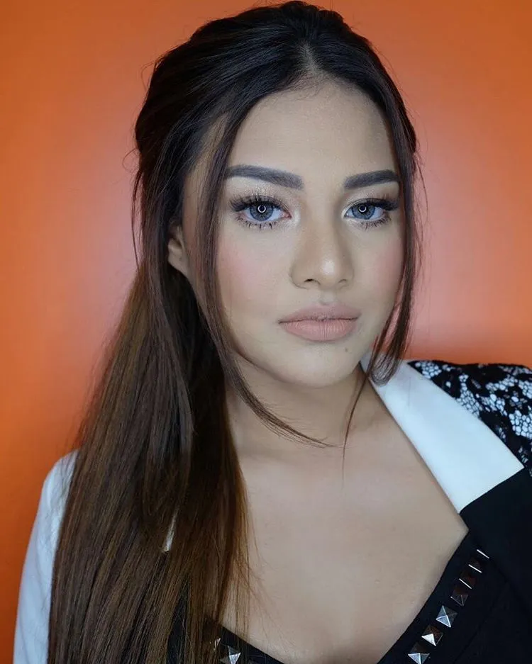 6 Seleb Ini Dandanannya Ngikutin Seleb Lain Juga, Sama Aja Kayak Kita yang Suka Ngikutin Gaya Idola 23