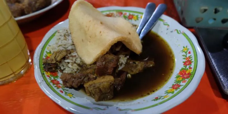 Ke Surabaya Nggak Sah Kalau Belum Singgah ke 8 Tempat Makan Rawon Ini! Hmm, Sedap Sekali 10