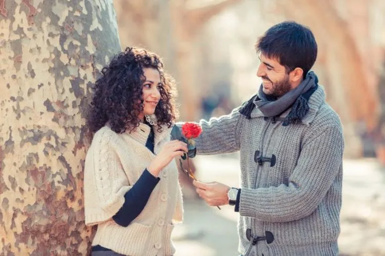 Karena Nggak Semua Cowok Romantis, Jangan Paksa Cowok Melakukan Hal-Hal Ini! 6