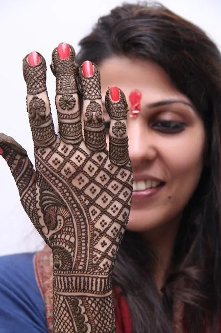 Motif Henna Pengantin yang Menyimpan Doa & Harapan 13
