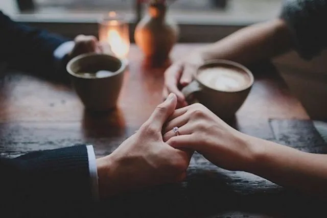 7 Alasan Genggaman Tangan Nggak Kalah Romantis Dari Pelukan, Ini Juga yang Buat Jantungmu Berantakan 11