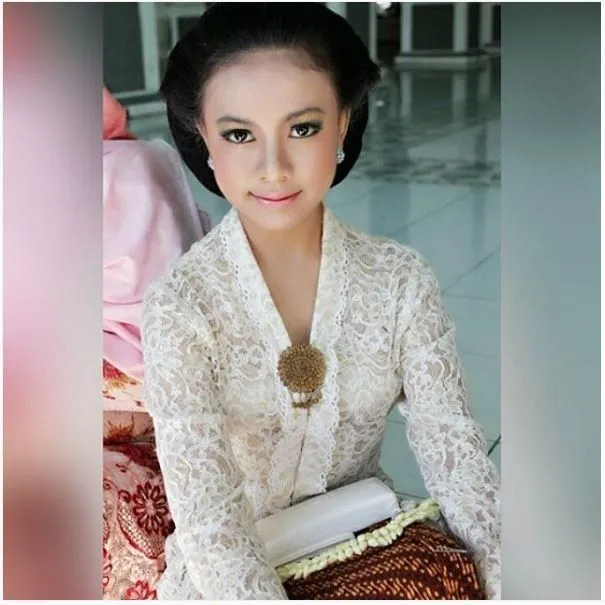 15 Foto yang Buktikan Bahwa Paduan Kebaya dan Sanggul Tradisional Selalu Juara 18