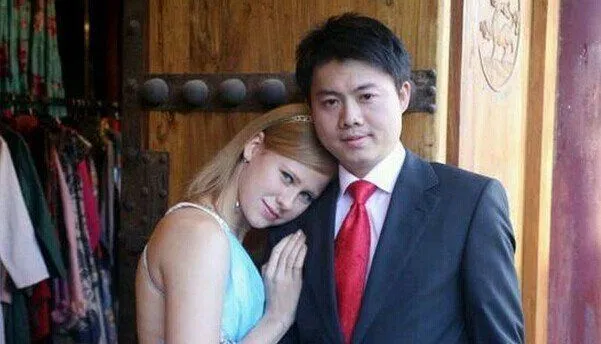 7 Pikiran yang Bakal Muncul Saat Cowok Lihat Cewek Cantik yang Pacarnya Jelek. Maafin Kita Ya 9