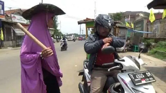 Kenalan Sama Mak Gober Yuk, Hobinya Patroli Menggerebek Kamu yang Suka Mangkir dari Shalat Jumat 5