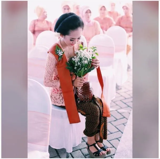 15 Foto yang Buktikan Bahwa Paduan Kebaya dan Sanggul Tradisional Selalu Juara 16
