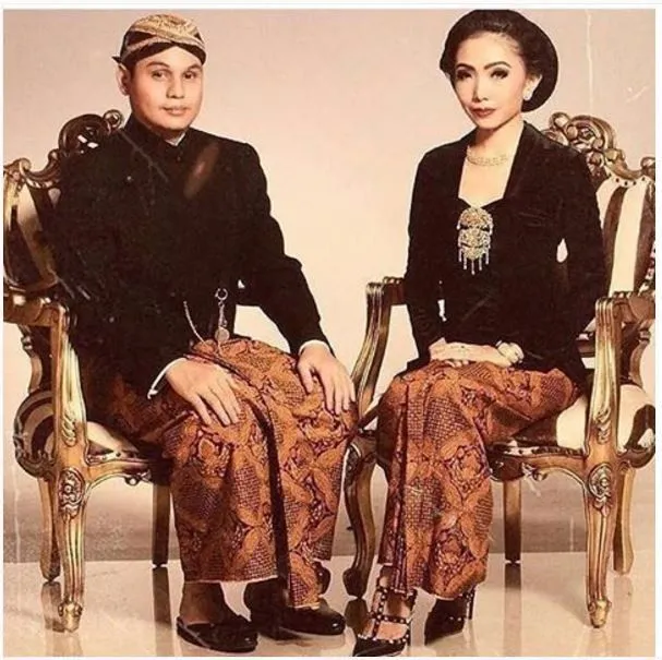 15 Foto yang Buktikan Bahwa Paduan Kebaya dan Sanggul Tradisional Selalu Juara 19