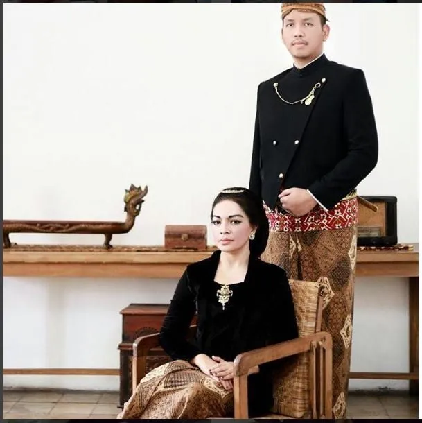 15 Foto yang Buktikan Bahwa Paduan Kebaya dan Sanggul Tradisional Selalu Juara 20