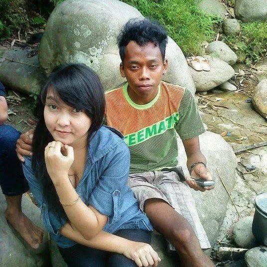 7 Pikiran yang Bakal Muncul Saat Cowok Lihat Cewek Cantik yang Pacarnya Jelek. Maafin Kita Ya 10