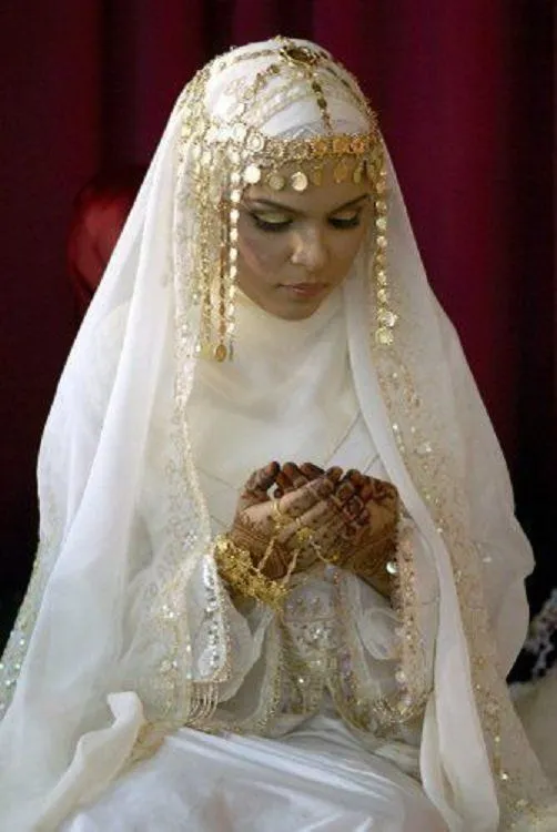 16 Inspirasi Gaun Pernikahan Putih Berhijab. Tertutup dan Tak Berlebihan Menonjolkan Lekuk Tubuh 20