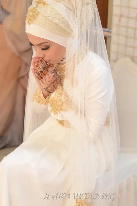 16 Inspirasi Gaun Pernikahan Putih Berhijab. Tertutup dan Tak Berlebihan Menonjolkan Lekuk Tubuh 19