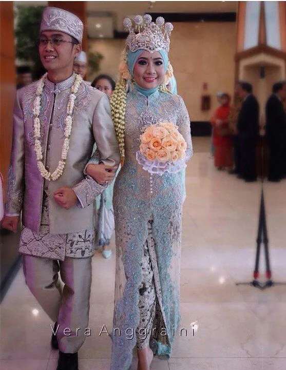 Meski Belum Tahu Nikah Kapan, Kamu Tetap Perlu Tahu 6 Alasan Kebaya Selalu Lebih Juara Dibanding Gaun 8