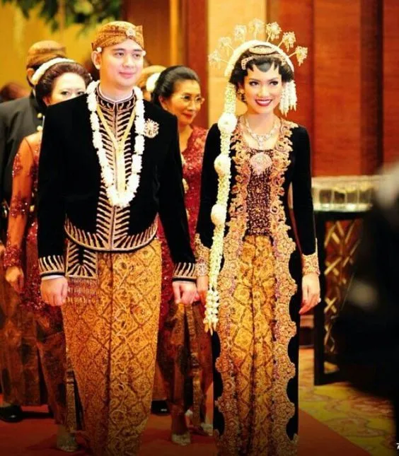 Meski Belum Tahu Nikah Kapan, Kamu Tetap Perlu Tahu 6 Alasan Kebaya Selalu Lebih Juara Dibanding Gaun 12