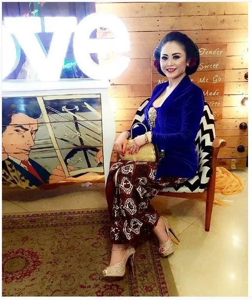 15 Foto yang Buktikan Bahwa Paduan Kebaya dan Sanggul Tradisional Selalu Juara 24