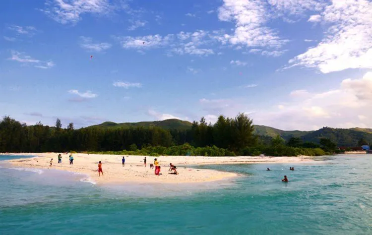Di Balik Sisi Gelapnya Sebagai Penjara Tapol ‘65, Pulau Buru Layak Jadi Destinasimu Selanjutnya 11