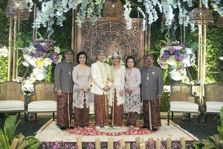 Meski Belum Tahu Nikah Kapan, Kamu Tetap Perlu Tahu 6 Alasan Kebaya Selalu Lebih Juara Dibanding Gaun 9