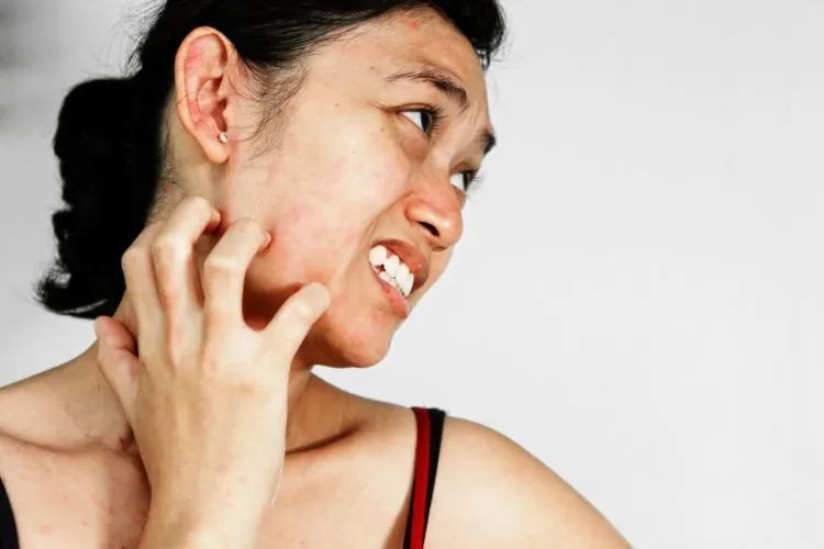 Nggak Cuma Makanan, Makeup Juga Ada Masa Kadaluarsanya. Ini Cara Lihatnya 7