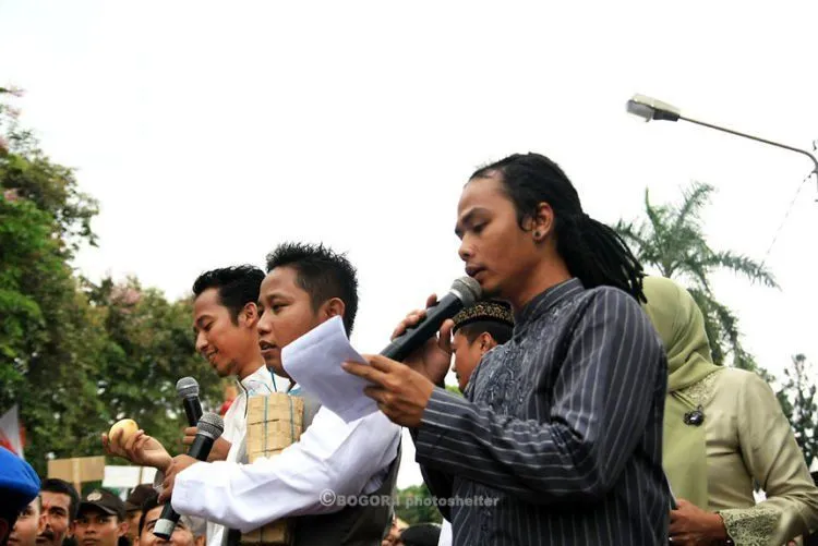 Meski Konyol di TV, 7 Seleb Ini Aslinya Tetap Punya Jejak Pendidikan Oke yang Kamu Nggak Boleh Kalah 10