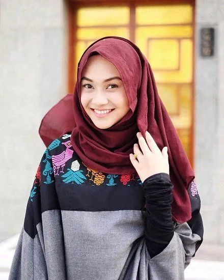 4 Alasan Kenapa Cewek Berhijab Terlihat Lebih Menarik Di Mata Cowok. Masuk Akal Sih Ini 5