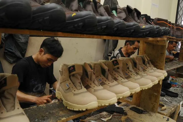 Jokowi Aja Beli Sepatu Diskonan! Kamu yang Gajinya Tak Seberapa, Nggak Perlu Deh Bergaya Sosialita! 9