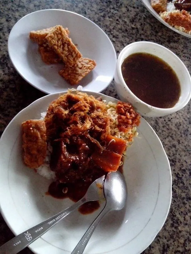Ke Surabaya Nggak Sah Kalau Belum Singgah ke 8 Tempat Makan Rawon Ini! Hmm, Sedap Sekali 11