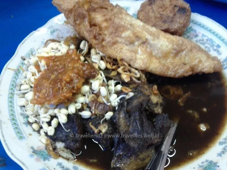 Ke Surabaya Nggak Sah Kalau Belum Singgah ke 8 Tempat Makan Rawon Ini! Hmm, Sedap Sekali 12