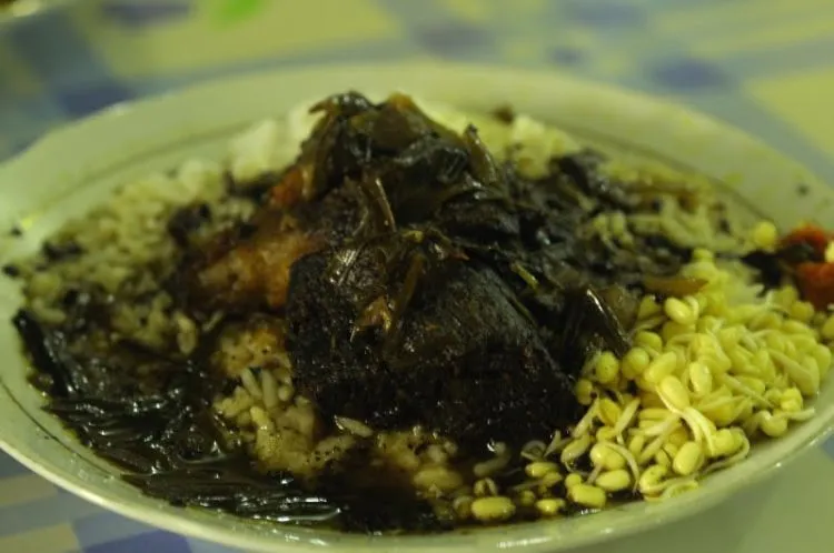 Ke Surabaya Nggak Sah Kalau Belum Singgah ke 8 Tempat Makan Rawon Ini! Hmm, Sedap Sekali 16