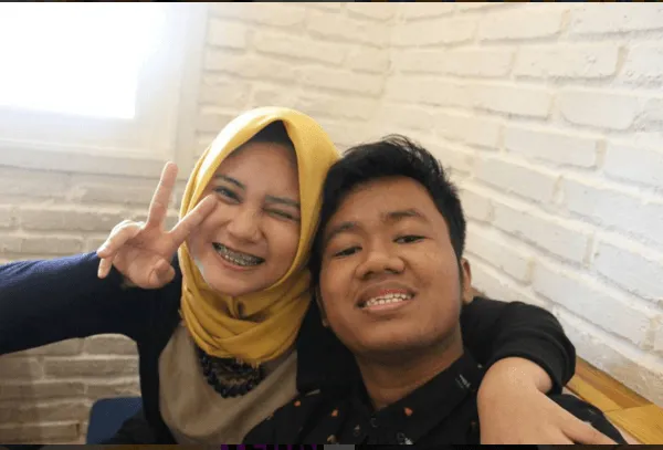 Sudah Dibilang Cowok Humoris yang Paling Beruntung, Cek Aja 7 Pacar Cantik Stand Up Comedian Ini 11
