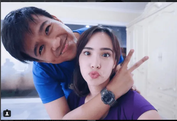 Sudah Dibilang Cowok Humoris yang Paling Beruntung, Cek Aja 7 Pacar Cantik Stand Up Comedian Ini 13