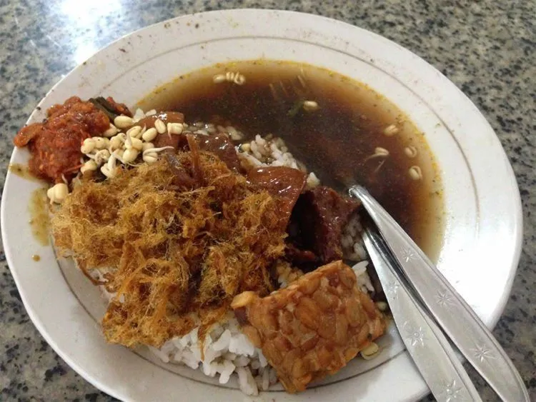 Ke Surabaya Nggak Sah Kalau Belum Singgah ke 8 Tempat Makan Rawon Ini! Hmm, Sedap Sekali 15